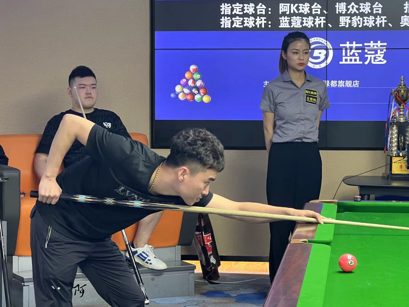 他用行动诠 他用行动诠